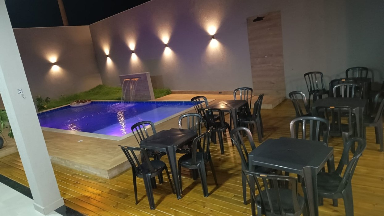 Bancada bar com banquetas e Smart TV de 43"