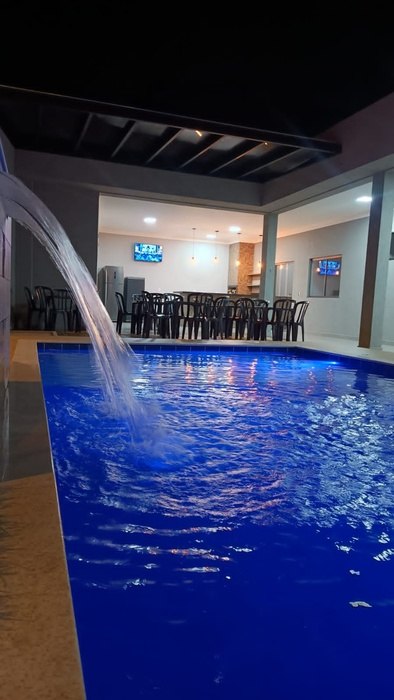 Detalhe da cascata caindo na água aquecida
