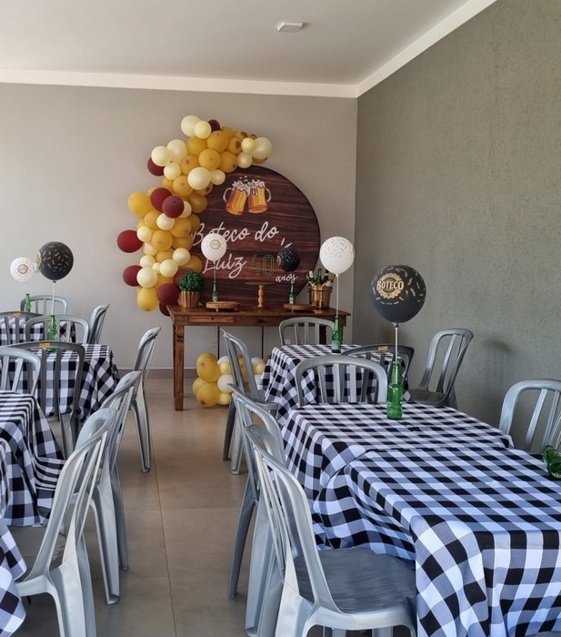 Salão montado para uma festa de aniversário